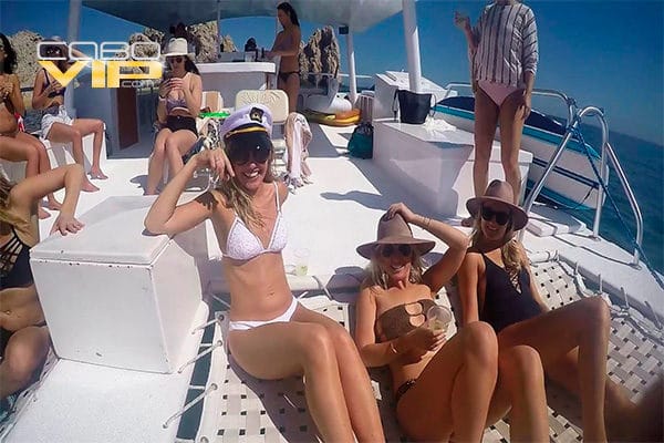Despedida de soltera sobre yate en los cabos