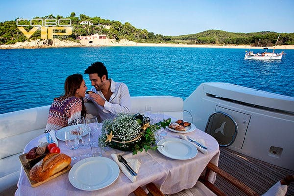 Cena romántica sobre yate en Los Cabos