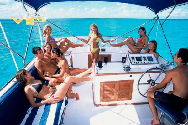 Despedida de soltero sobre yate en Los Cabos