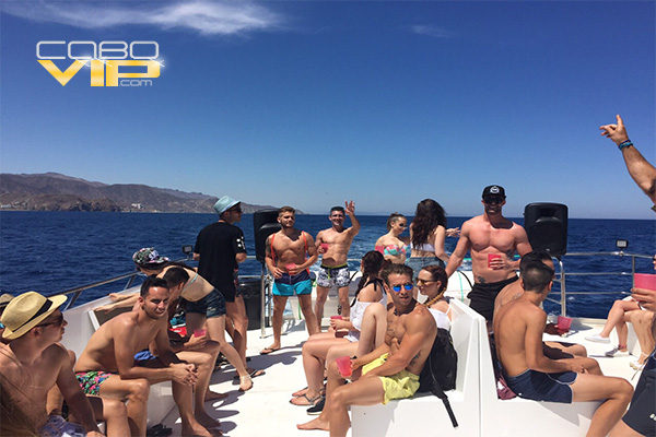 Cumpleaños abordo de Catamaran en Los Cabos