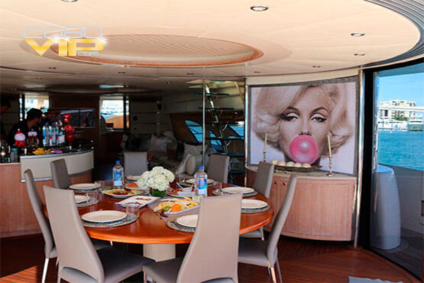 Paseos en Los Cabos en Mega Yate de Lujo