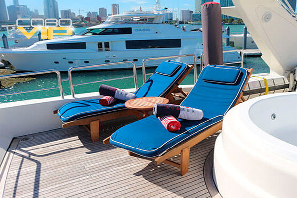 Paseos en Los Cabos en Mega Yate de Lujo