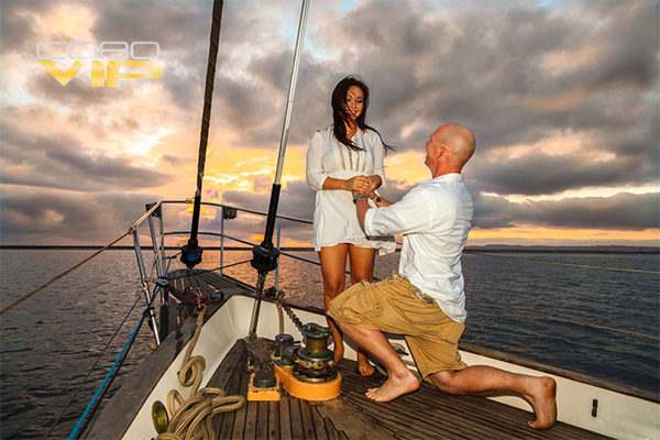 Romántica pedida de mano abordo de Velero en Los Cabos